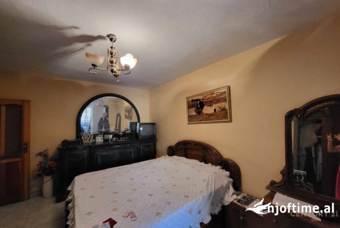 Shtepi ne shitje Apartament ne Tirane, 3+1, Mobilimi E mobiluar, Pagesa 140,000  Euro.