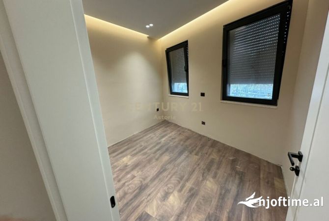 Shtepi ne shitje Apartament ne Tirane, 3+1, Mobilimi E mobiluar, Pagesa 274,000  Euro.