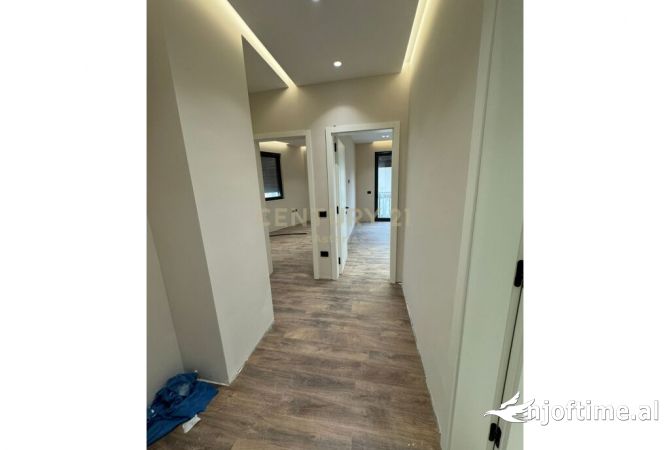 Shtepi ne shitje Apartament ne Tirane, 3+1, Mobilimi E mobiluar, Pagesa 274,000  Euro.