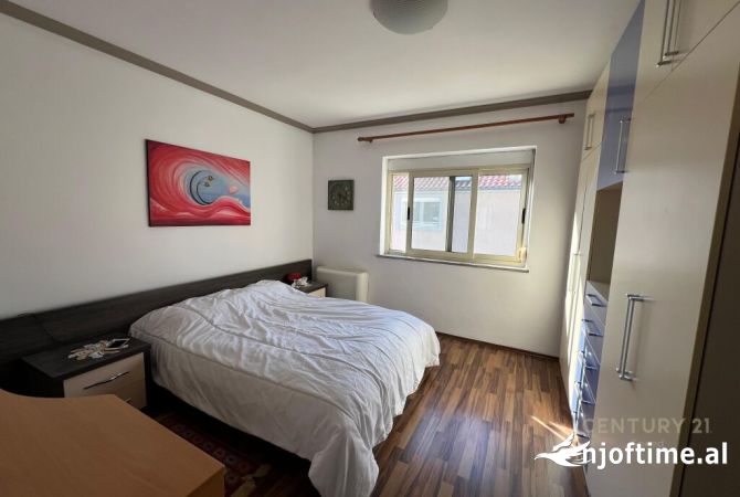 Shtepi ne shitje Apartament ne Tirane, 3+1, Mobilimi E mobiluar, Pagesa 195,000  Euro.