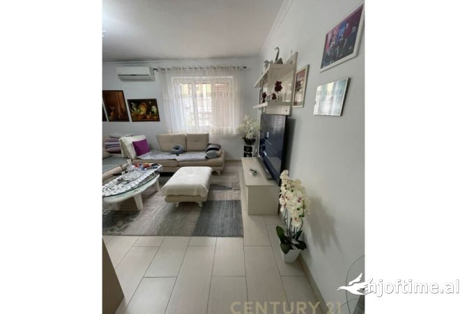 Shtepi ne shitje Apartament ne Tirane, 1+1, Mobilimi E mobiluar, Pagesa 100,000  Euro.