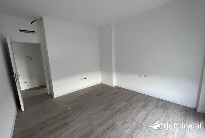 Shtepi ne shitje Apartament ne Tirane, 2+1, Mobilimi E mobiluar, Pagesa 214,000  Euro.