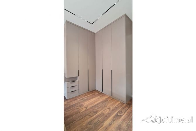 Shtepi me qera Apartament ne Tirane, 3+1, Mobilimi E mobiluar, Pagesa 1,700  Euro.