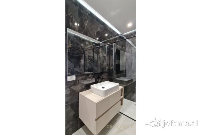 Shtepi me qera Apartament ne Tirane, 3+1, Mobilimi E mobiluar, Pagesa 1,700  Euro.