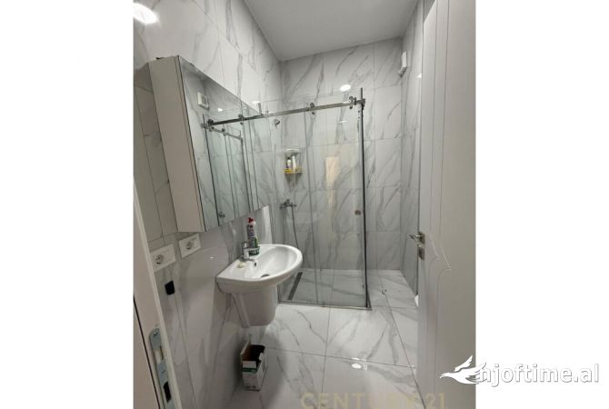 Shtepi me qera Apartament ne Tirane, 2+1, Mobilimi E mobiluar, Pagesa 1,000  Euro.