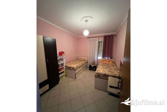 Shtepi ne shitje Apartament ne Tirane, 2+1, Mobilimi E mobiluar, Pagesa 120,000  Euro.