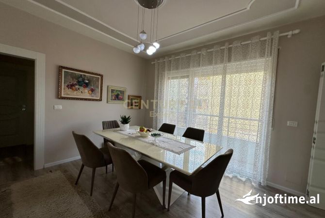 Shtepi me qera Apartament ne Tirane, 2+1, Mobilimi E mobiluar, Pagesa 900  Euro.