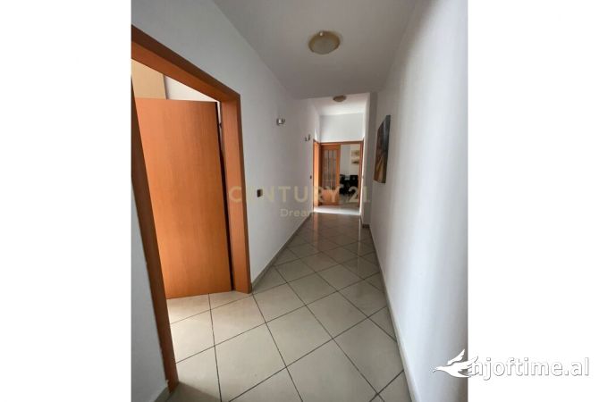 Shtepi ne shitje Apartament ne Tirane, 3+1, Mobilimi E mobiluar, Pagesa 136,800  Euro.