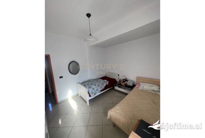 Shtepi ne shitje Apartament ne Tirane, 3+1, Mobilimi E mobiluar, Pagesa 136,800  Euro.