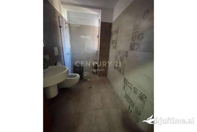 Shtepi ne shitje Apartament ne Tirane, 3+1, Mobilimi E mobiluar, Pagesa 136,800  Euro.