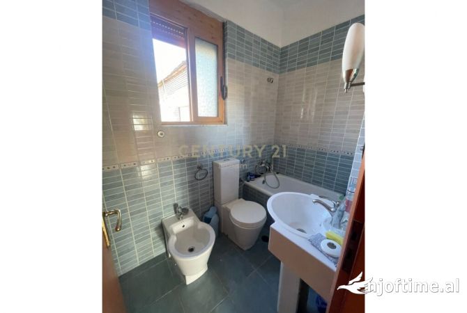 Shtepi ne shitje Apartament ne Tirane, 3+1, Mobilimi E mobiluar, Pagesa 136,800  Euro.