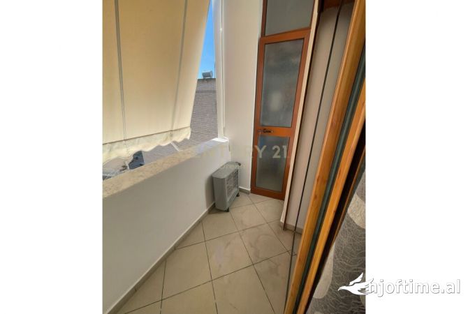 Shtepi ne shitje Apartament ne Tirane, 3+1, Mobilimi E mobiluar, Pagesa 136,800  Euro.