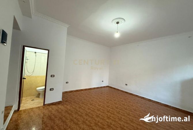 Shtepi ne shitje Apartament ne Tirane, Garsoniere, Mobilimi Bosh, pa mobiluar, Pagesa 105,000  Euro.