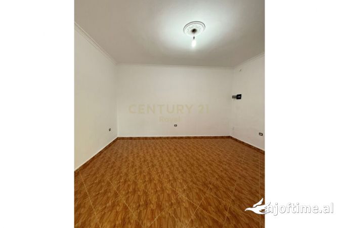 Shtepi ne shitje Apartament ne Tirane, Garsoniere, Mobilimi Bosh, pa mobiluar, Pagesa 105,000  Euro.