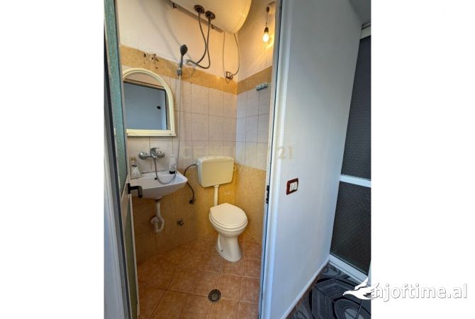 Shtepi ne shitje Apartament ne Tirane, Garsoniere, Mobilimi Bosh, pa mobiluar, Pagesa 105,000  Euro.