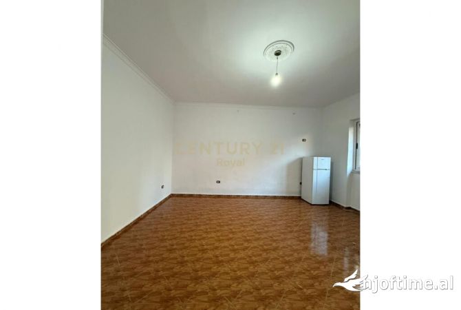 Shtepi ne shitje Apartament ne Tirane, Garsoniere, Mobilimi Bosh, pa mobiluar, Pagesa 105,000  Euro.