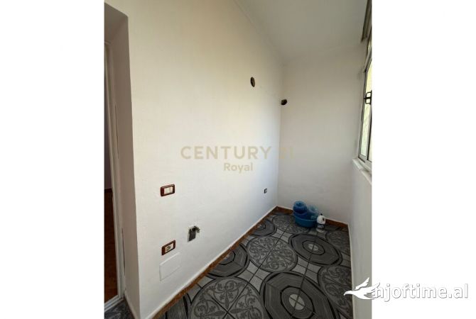 Shtepi ne shitje Apartament ne Tirane, Garsoniere, Mobilimi Bosh, pa mobiluar, Pagesa 105,000  Euro.