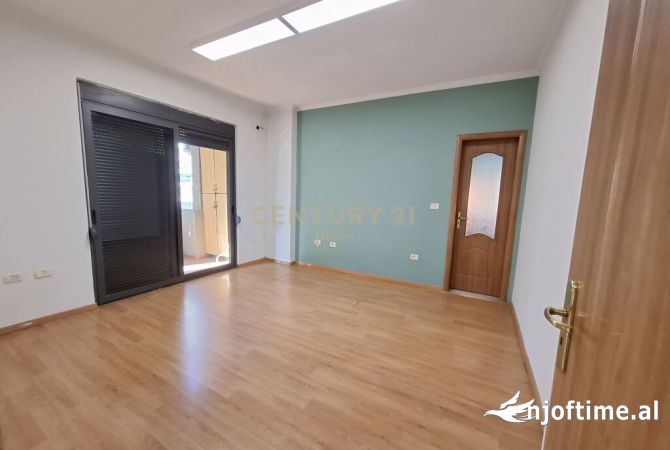 Ambient biznesi me qera 3+1 ne Tirane - 900 Euro