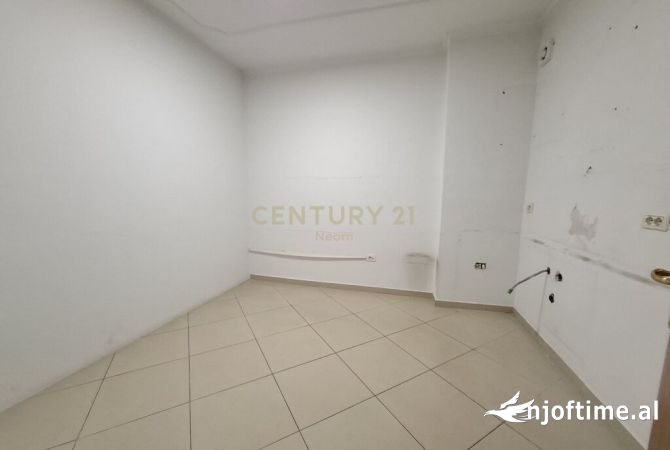 APIM ME QIRA ZYRE TEK RRUGA E KOSOVAREVE, BUZE RRUGE!