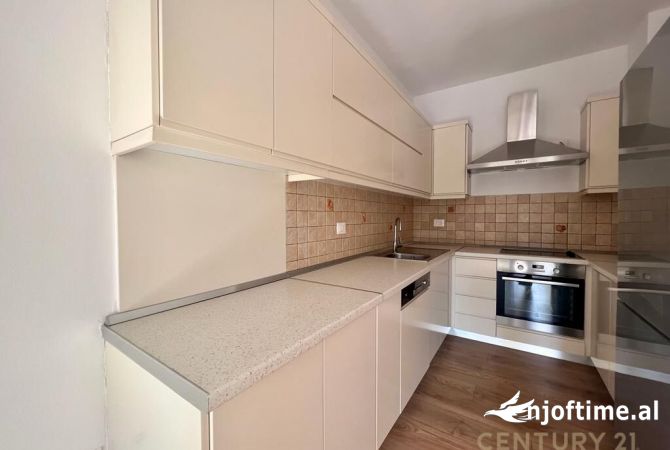 Ambient biznesi me qera 3+1 ne Tirane - 1,400 Euro
