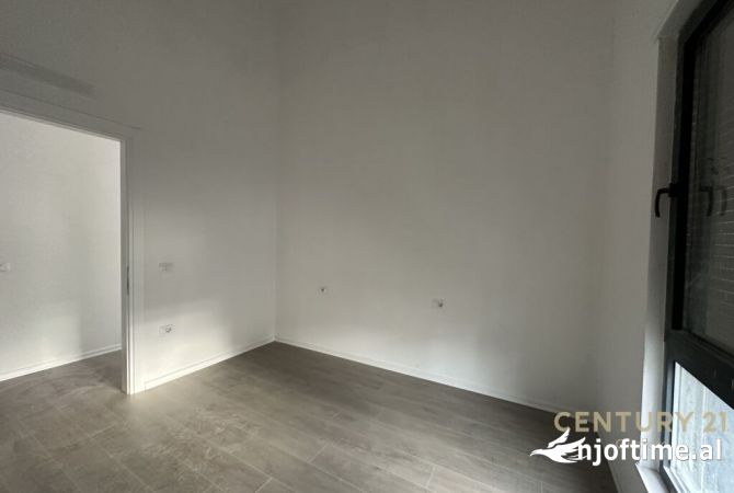 Shtepi ne shitje Apartament ne Tirane, 2+1, Mobilimi Bosh, pa mobiluar, Pagesa 180,000  Euro.