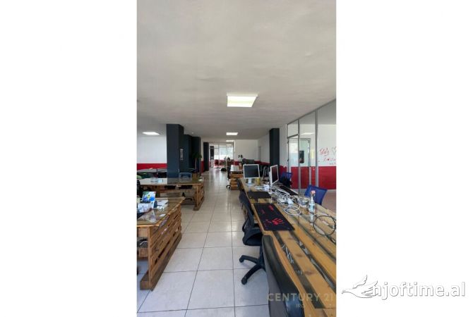 Jepet me qira ambient per zyra tek Usluga, Stacioni i Trenit!