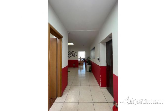 Jepet me qira ambient per zyra tek Usluga, Stacioni i Trenit!