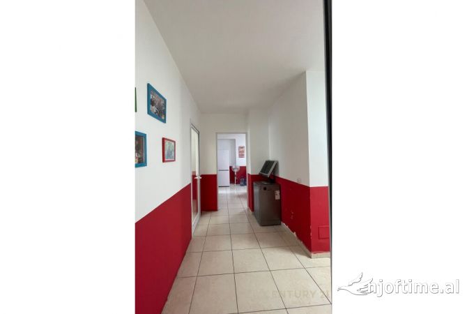 Jepet me qira ambient per zyra tek Usluga, Stacioni i Trenit!