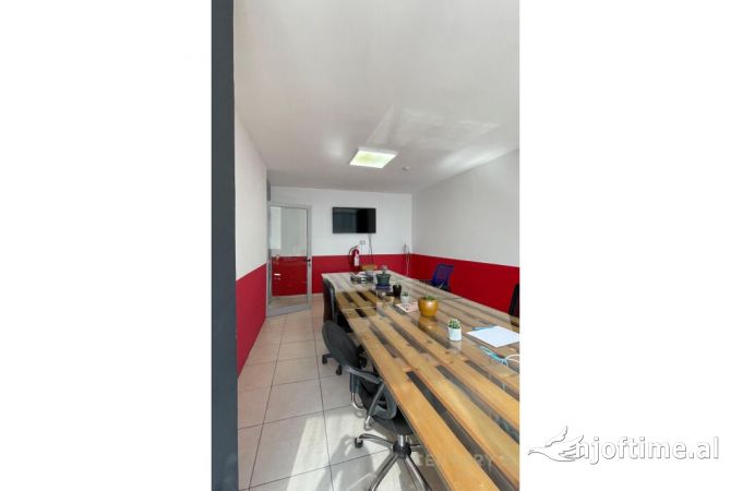 Jepet me qira ambient per zyra tek Usluga, Stacioni i Trenit!