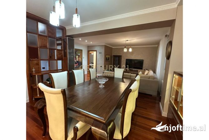 Shtepi me qera Apartament ne Tirane, 3+1, Mobilimi E mobiluar, Pagesa 2,500  Euro.