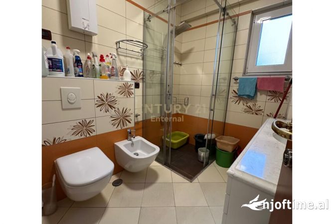 Shtepi me qera Apartament ne Tirane, 3+1, Mobilimi E mobiluar, Pagesa 2,500  Euro.