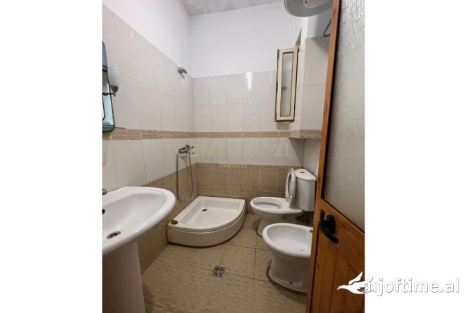 Shtepi me qera Apartament ne Tirane, 2+1, Mobilimi E mobiluar, Pagesa 400  Euro.