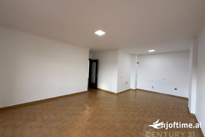 Ambient biznesi me qera 3+1 ne Tirane - 2,600 Euro