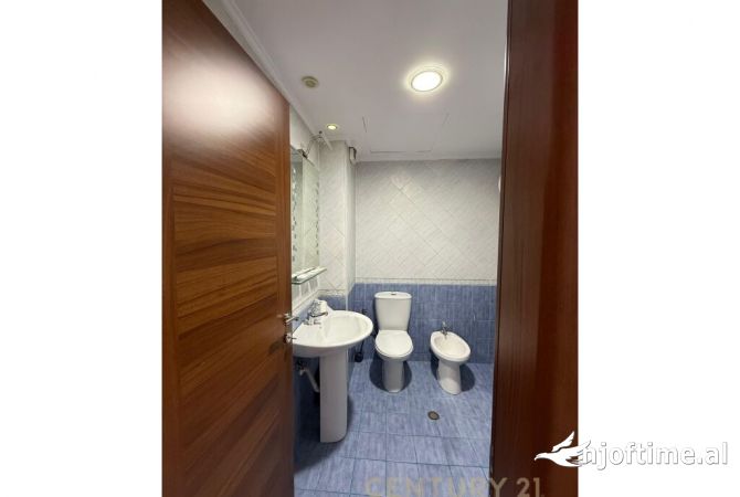 Ambient biznesi me qera 3+1 ne Tirane - 2,600 Euro