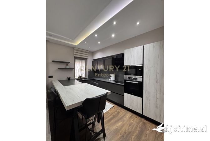 Shtepi me qera Apartament ne Tirane, 3+1, Mobilimi E mobiluar, Pagesa 1,900  Euro.