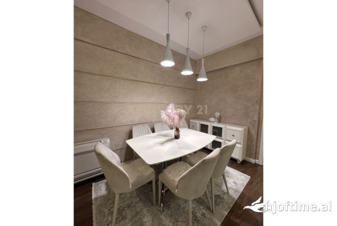 Shtepi me qera Apartament ne Tirane, 3+1, Mobilimi E mobiluar, Pagesa 1,900  Euro.