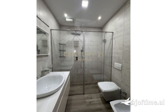 Shtepi me qera Apartament ne Tirane, 3+1, Mobilimi E mobiluar, Pagesa 1,900  Euro.