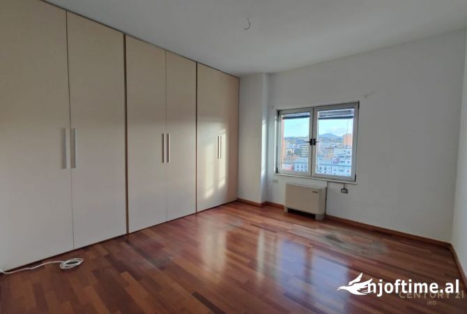 Ambient biznesi me qera 3+1 ne Tirane - 2,200 Euro
