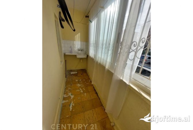 Shtepi ne shitje Apartament ne Tirane, 2+1, Mobilimi Bosh, pa mobiluar, Pagesa 120,000  Euro.