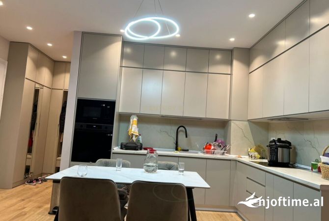 Shtepi me qera Apartament ne Tirane, 2+1, Mobilimi E mobiluar, Pagesa 800  Euro.