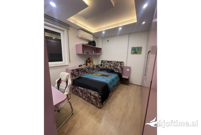 Shtepi ne shitje Apartament ne Tirane, 3+1, Mobilimi E mobiluar, Pagesa 259,000  Euro.