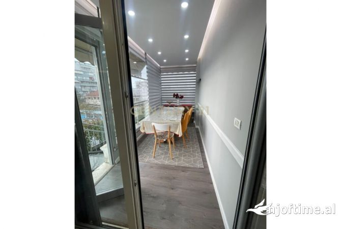 Shtepi ne shitje Apartament ne Tirane, 3+1, Mobilimi E mobiluar, Pagesa 259,000  Euro.