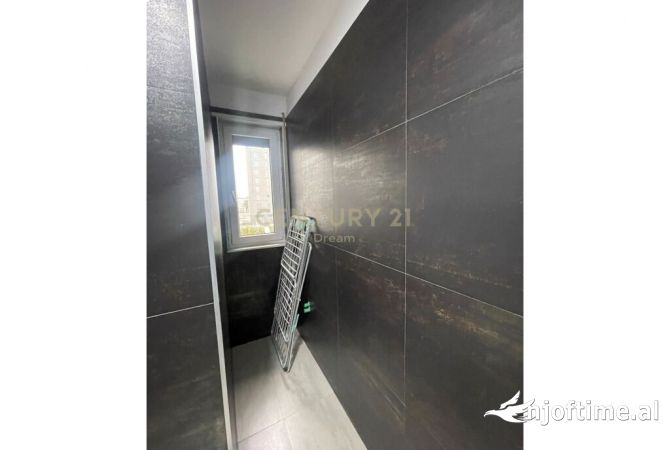 Shtepi ne shitje Apartament ne Tirane, 3+1, Mobilimi E mobiluar, Pagesa 259,000  Euro.