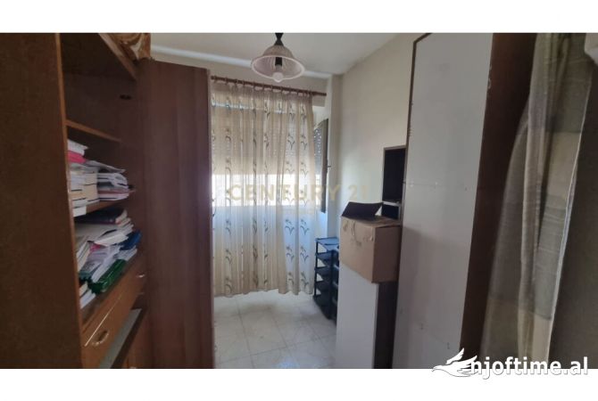 Shtepi ne shitje Apartament ne Tirane, 2+1, Mobilimi Pjeserisht e mobiluar, Pagesa 123,000  Euro.