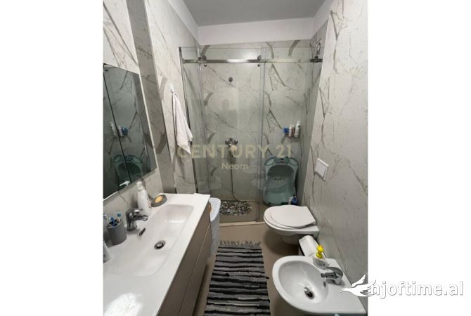 Shtepi ne shitje Apartament ne Tirane, 2+1, Mobilimi E mobiluar, Pagesa 180,000  Euro.