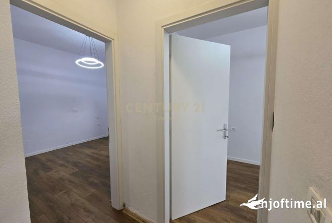 Shtepi ne shitje Apartament ne Tirane, 1+1, Mobilimi Bosh, pa mobiluar, Pagesa 189,000  Euro.