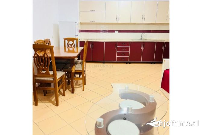 Shtepi me qera Apartament ne Tirane, 2+1, Mobilimi E mobiluar, Pagesa 900  Euro.