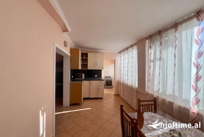 Shtepi ne shitje Apartament ne Tirane, 3+1, Mobilimi E mobiluar, Pagesa 125,000  Euro.