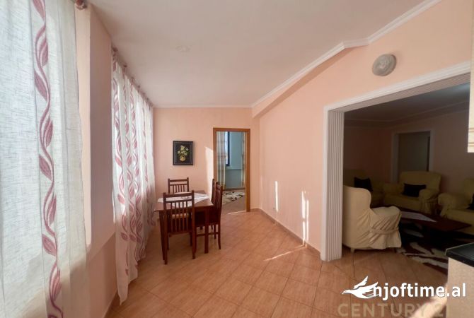 Shtepi ne shitje Apartament ne Tirane, 3+1, Mobilimi E mobiluar, Pagesa 125,000  Euro.