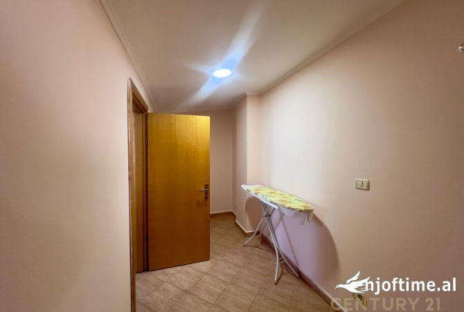 Shtepi ne shitje Apartament ne Tirane, 3+1, Mobilimi E mobiluar, Pagesa 125,000  Euro.
